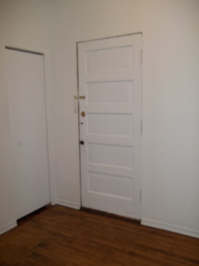 Building Photo - Beautiful 1 Bed Apartment in North Center/ Ravenswood Area Available August or September 1st