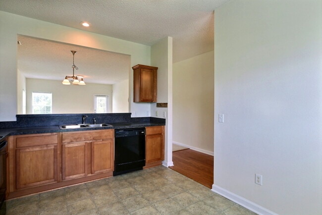 Building Photo - 3 Bedroom 2 Bathroom Live Oak - Richmond Hill