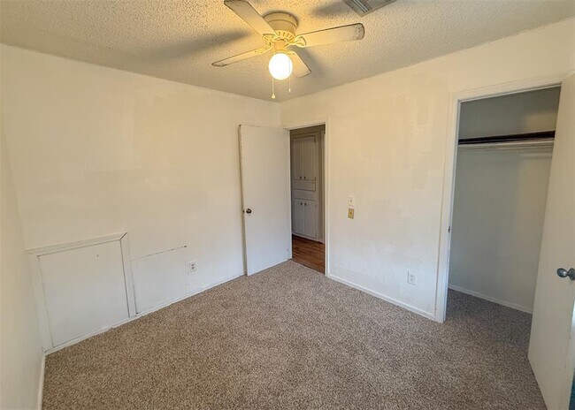 Building Photo - 733 W Perry Dr