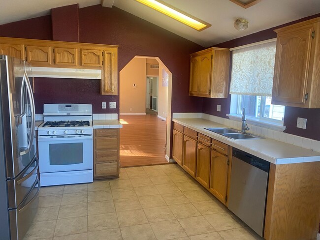 Building Photo - 3bedroom /2 bathroom home available for 29...