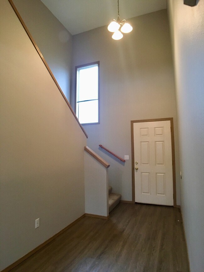 Building Photo - Finic5