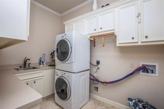 Building Photo - 25219 Hideaway Run Dr
