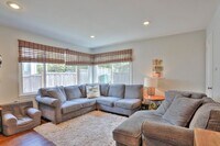 Building Photo - New Price! Beautiful 3 Bedroom home in des...