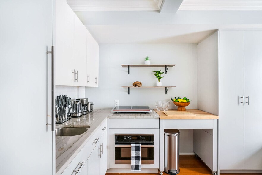 Building Photo - 240 W 73rd St
