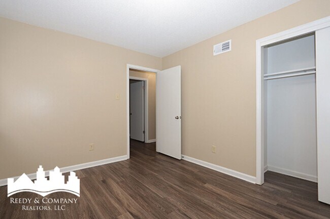 Building Photo - 3782 Wychemere Dr