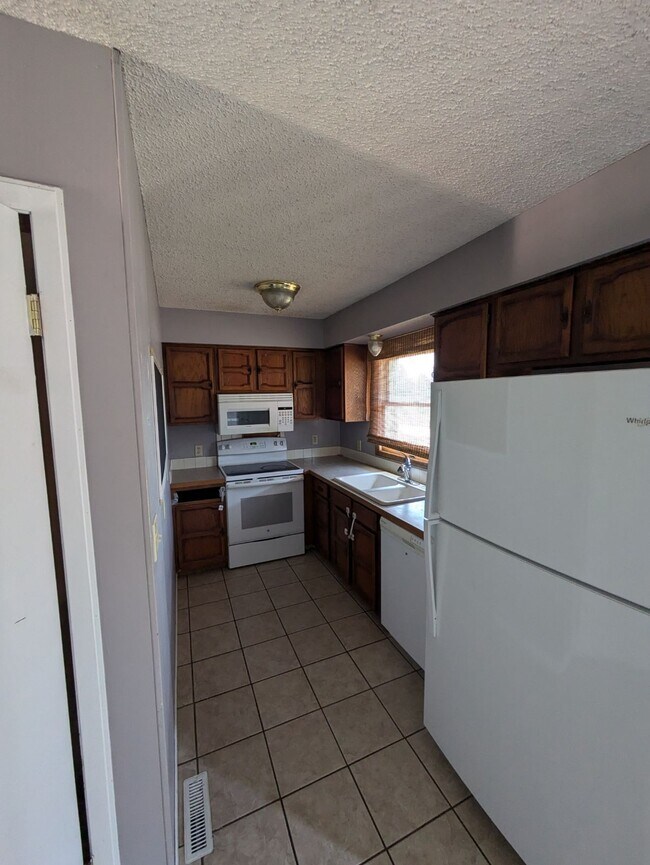 Building Photo - 1806 W 40th St