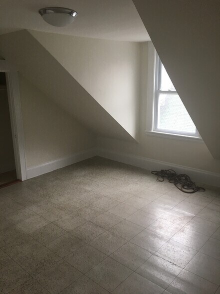 Building Photo - 37 Estes St