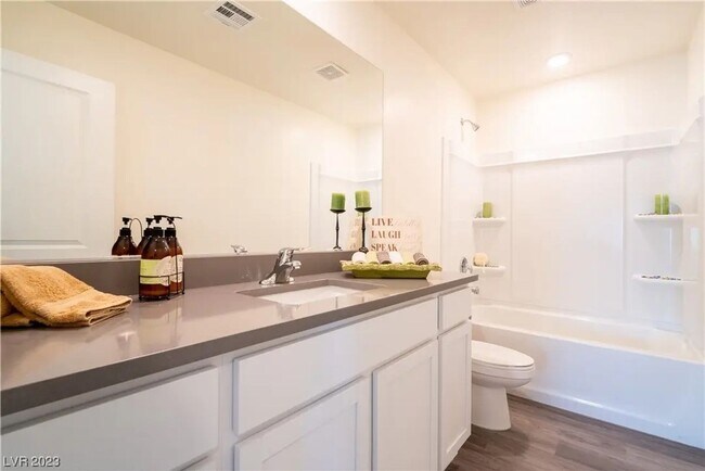 Building Photo - Bright, Modern 3 Bd, 3 bth, Home with Chef...