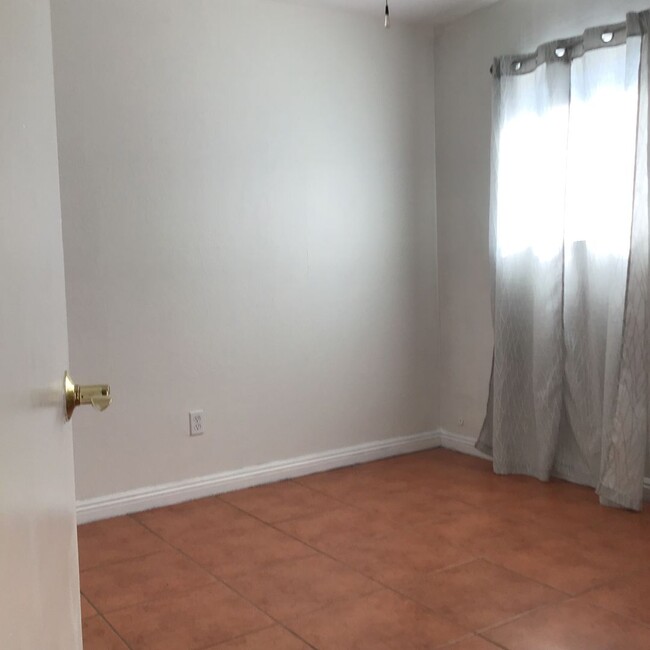 Building Photo - 3 Bedroom Home - Move in Special $200.00 o...