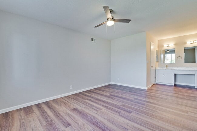 Building Photo - Newly Remodeled 3BR, 2BA, 1,117sf Duplex w...