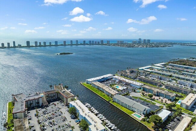 Building Photo - 100 Shore Ct