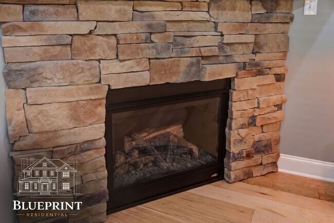 Building Photo - Quiet neighborhood, great neighbors, great ranch layout with beautiful covered back deck!