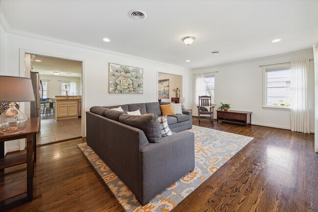 Building Photo - 3215 Castlewood St