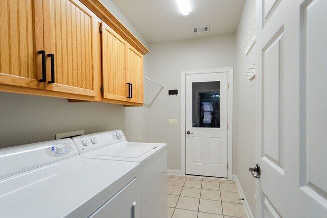 Building Photo - Charming 4 bedroom, 2 bathroom located in the picturesque Hot Springs Village