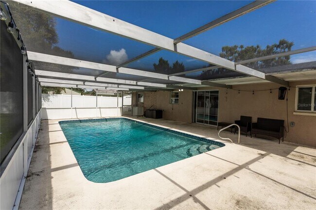 Building Photo - 2021 Valley Dr