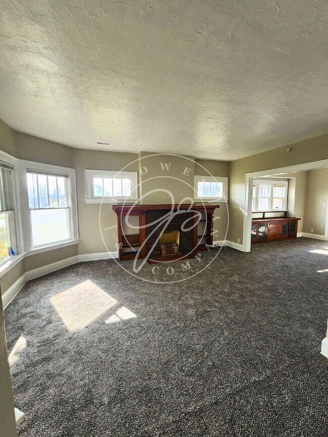 Building Photo - 2 bedroom Upper unit- over 1200 sq feet! P...