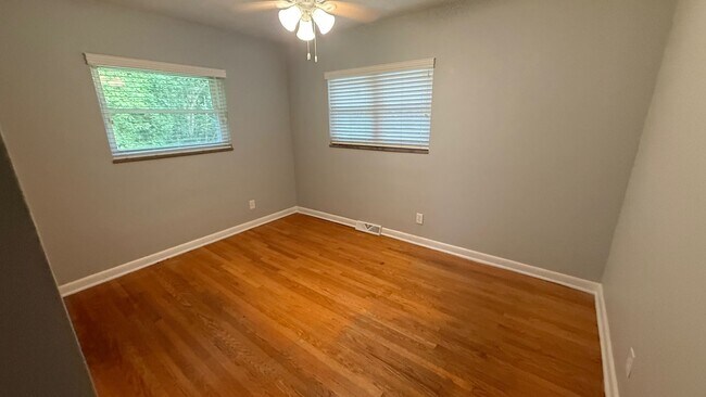 Building Photo - Single Family Three Bedroom in South Hills