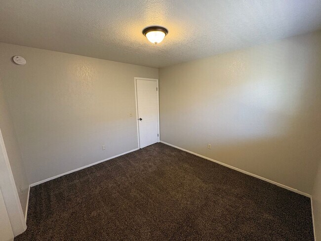 Building Photo - SW Visalia Home Available Now!!