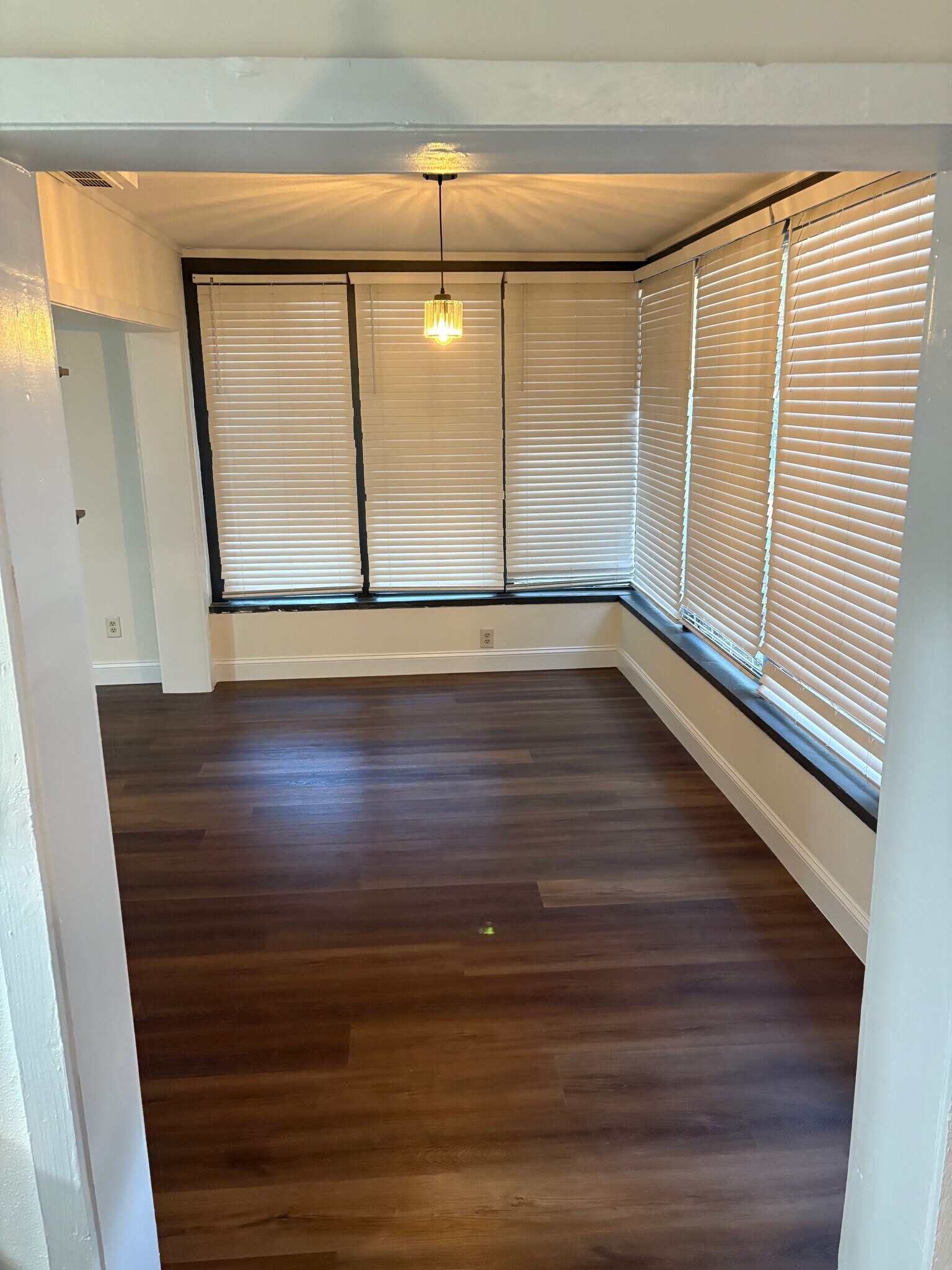 Front sunroom - 316 E Daughtery Rd