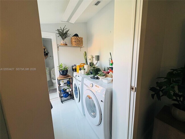 Building Photo - 1701 SW 72nd Ct