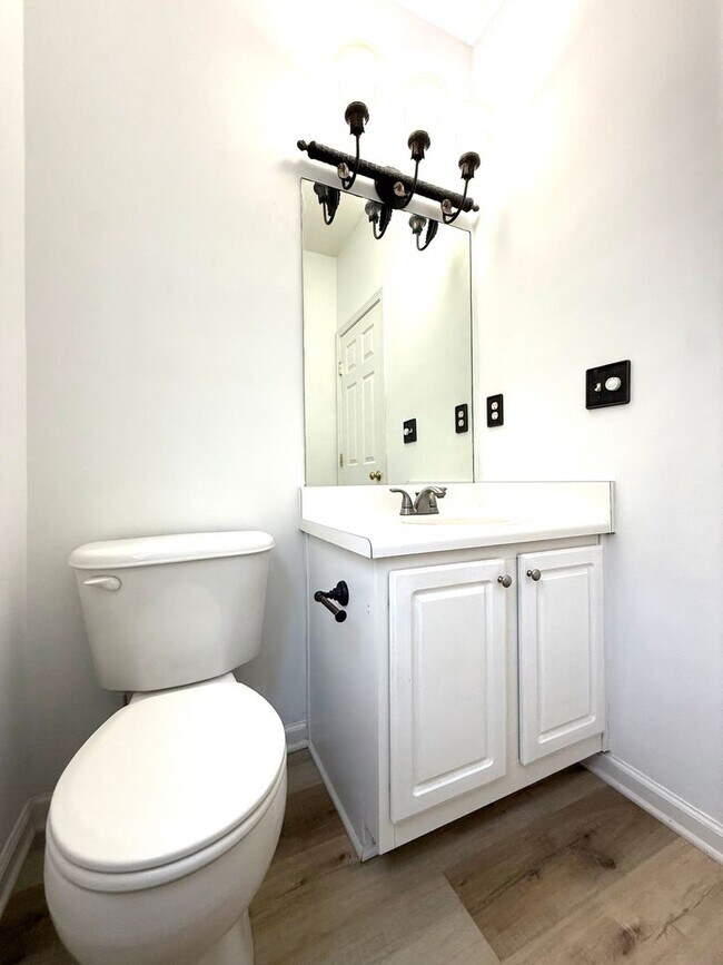 Building Photo - LOCATION!  Close to the outlet Malls and D...