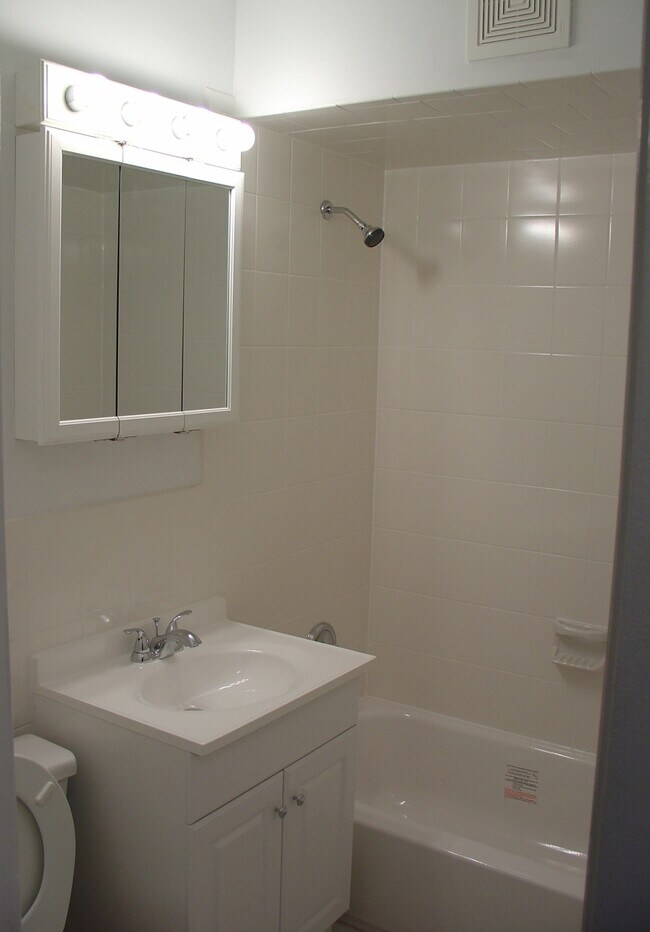 Building Photo - 208 Undercliff Ave