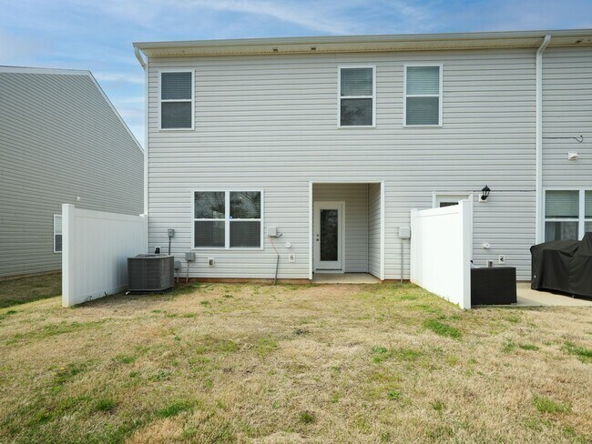 Building Photo - 3 Bed 2.5 Bath Townhome, END UNIT WITH PRIVATE BACKYARD! $500 OFF FIRST FULL MONTH RENT