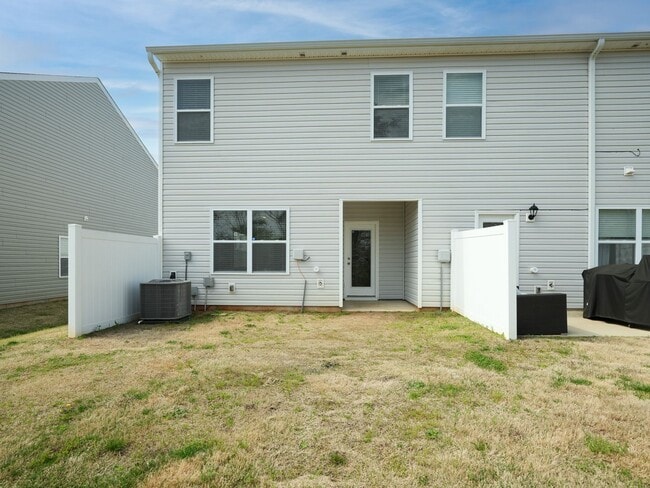 Building Photo - 3 Bed 2.5 Bath Townhome, END UNIT WITH PRIVATE BACKYARD! PRICE REDUCTION!