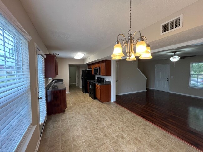 Building Photo - Cute 3 BR 2.5 BA Home Located in Culdesac in Evergreen Farms