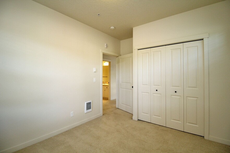 Building Photo - 690 NE Adwick Dr