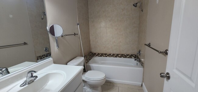 Building Photo - 3 Bedroom 2 Bath Lakefront Townhouse