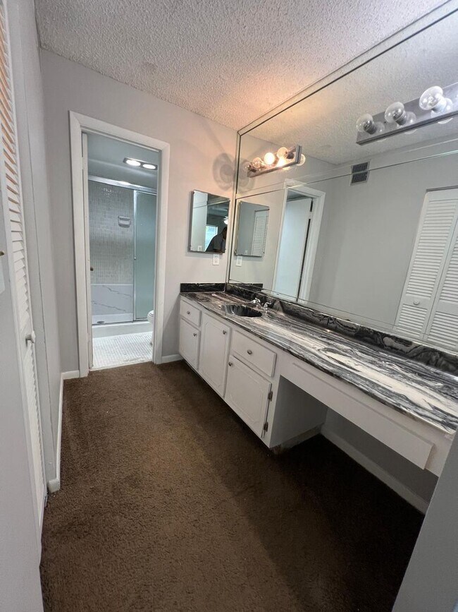 Building Photo - Spacious 2 Bedroom in Inverrary