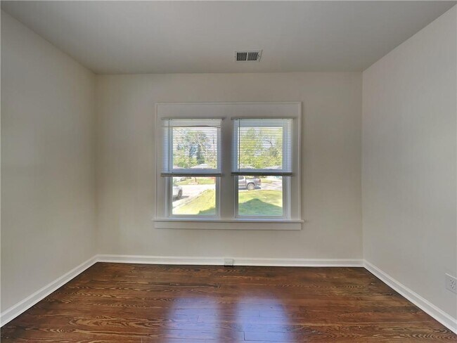 Building Photo - 499 Woodlawn Ave NW