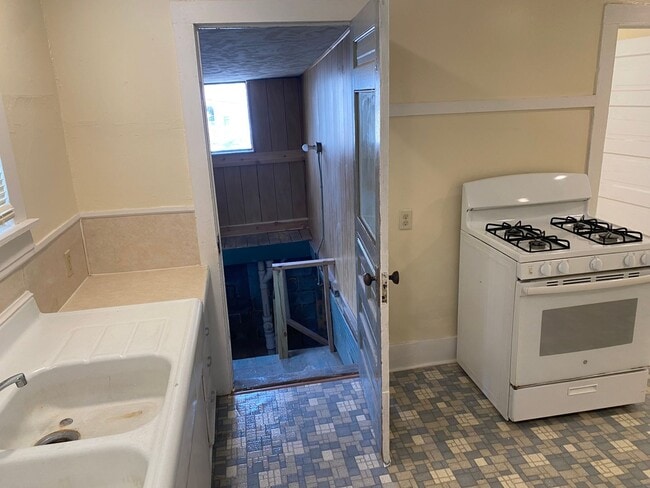 Building Photo - 2 Bedroom Bungalow Near Downtown