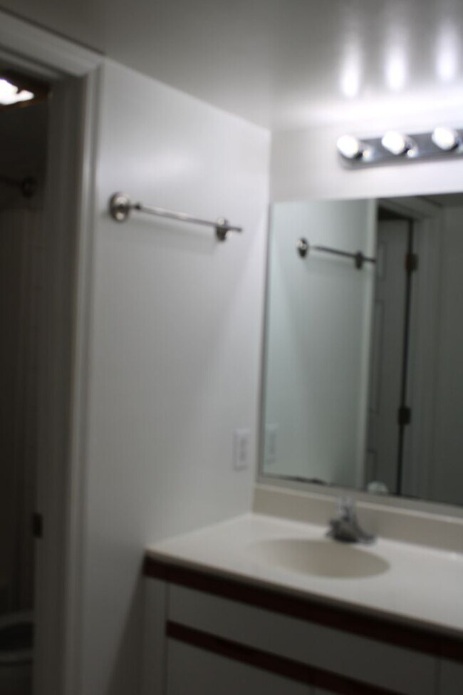 Building Photo - Laurel Villas Condominiums Available NOW t...