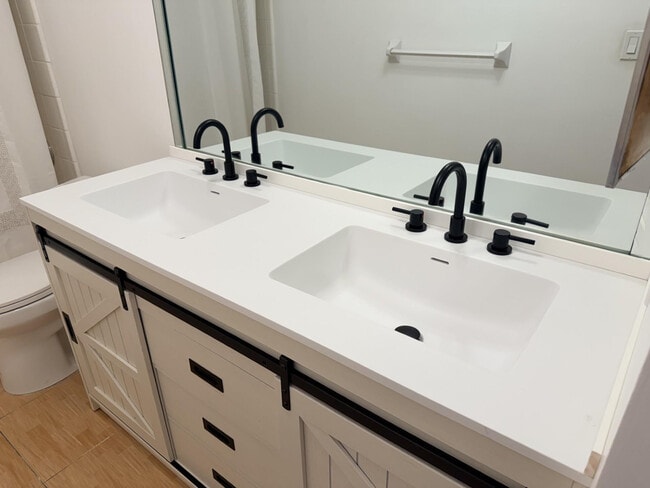 Building Photo - 3040 NE 16th Ave