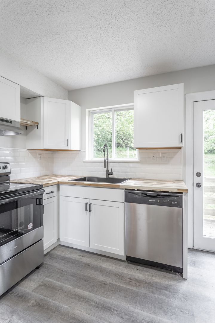 Building Photo - 833 Sylvan Dr