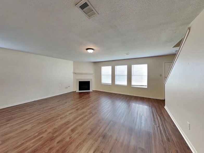 Building Photo - 1817 Day Lily Way