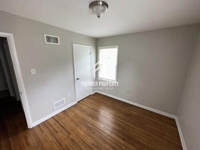 Building Photo - FIRST MONTHS RENT FREE!