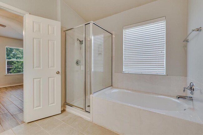 Building Photo - 1213 Hensley Dr