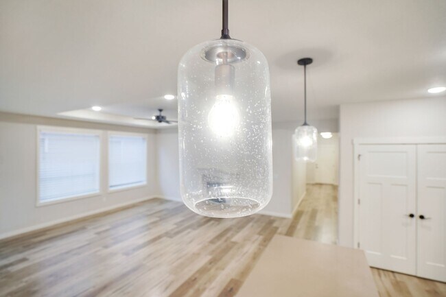 Building Photo - Polished single-level 3 bed, 2 bath home in NE Salem!