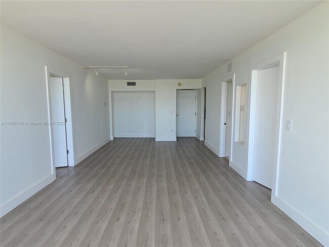 Building Photo - 3625 N Country Club Dr