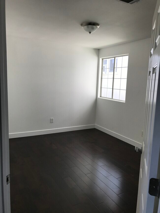 Building Photo - 1832 N Berendo St