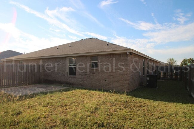 Building Photo - Beautiful 3 Bedroom Duplex