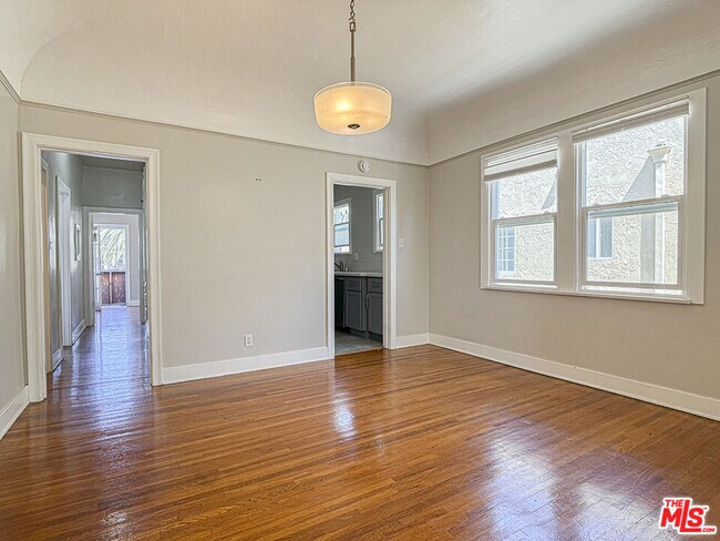Building Photo - 733 N Ridgewood Pl