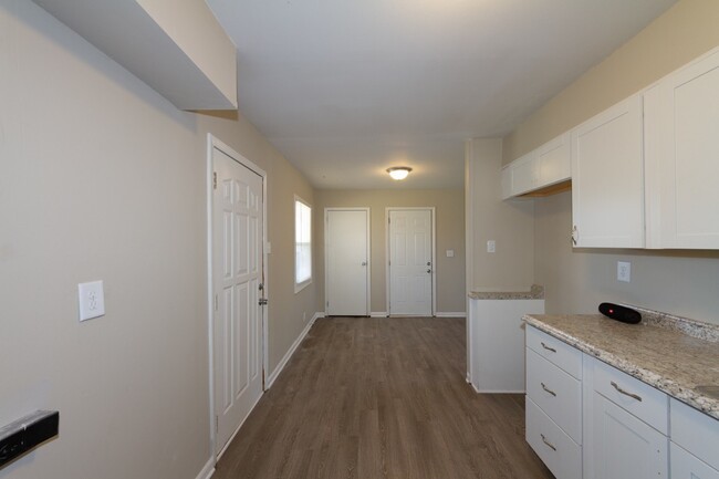 Building Photo - Recently rehabbed 3 bed 1 bath home locate...