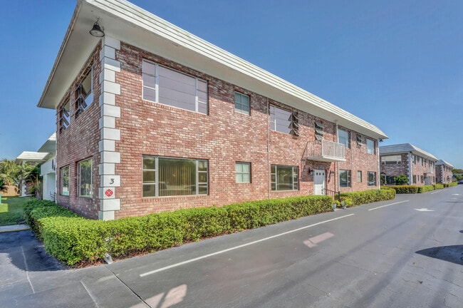 Building Photo - 406 S Cypress Rd