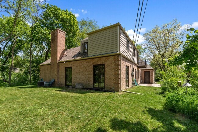 Building Photo - 1050 W Acacia Rd