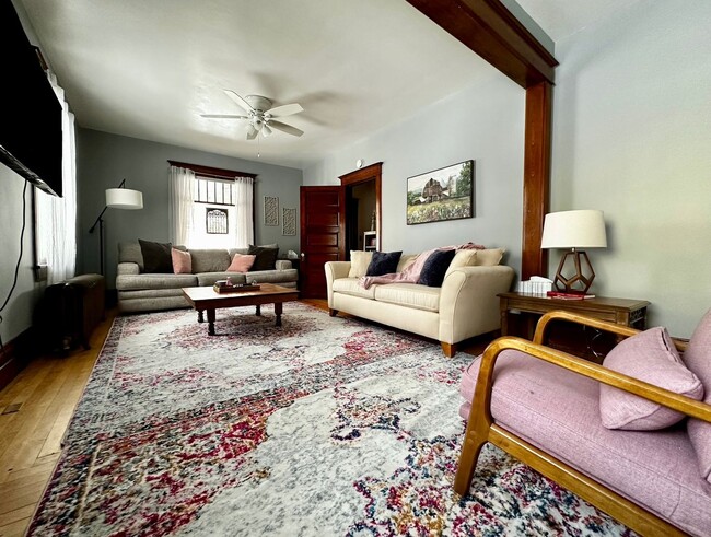 Building Photo - FURNISHED RENTAL: Vintage Chic Haven in St...