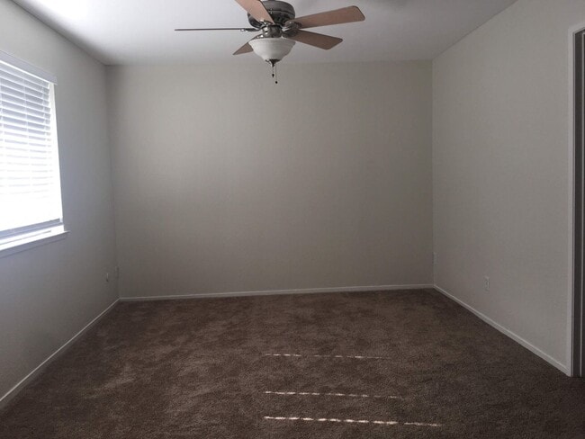 Building Photo - Freshly updated Woodside Park townhouse, close to Fresno State. *Ask about our Move-in Special